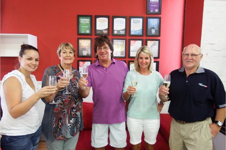 Sjampanje-glasies is saam met Build It se bakkie-wenner geklink, met vlnr Monica Laubscher, Sandra Otto (wenner), Eddie Burger, Silvana Burger en Bertie Laubsher 